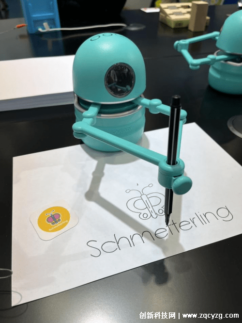 蓝宙绘画机器人亮相国际玩具展，用AI绘画打破孩子传统学习方式