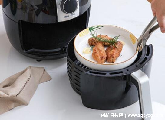 空气炸锅可以放陶瓷碗吗，可以放(但不能放有裂痕的陶瓷碗)